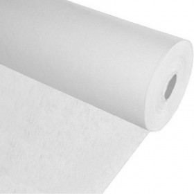 Geotextília na dno a steny bazéna, s hustotou 300 g/m2.