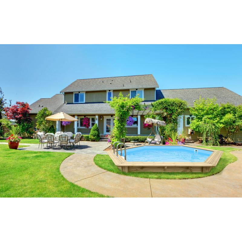 Zapustený drevený bazén Sunny Delight.