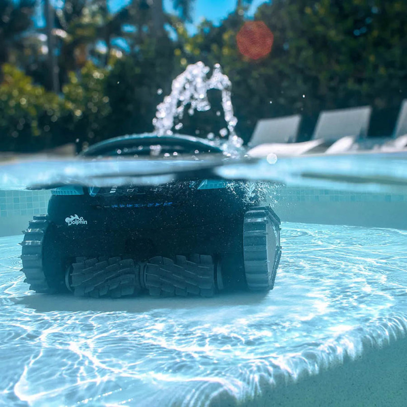 AKU bazénový vysávač EON 120d čistí aj plytké bazény.